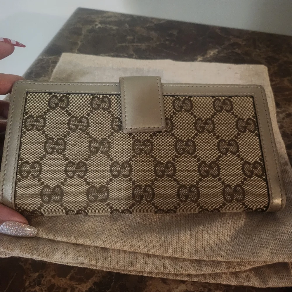 Gucci Beige/Gold Monogram Wallet GUC - Picture 8 of 16